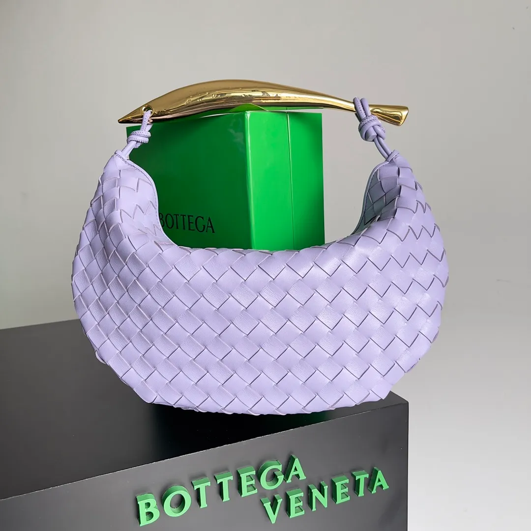 Batch 1760, ready for sale. Inspired by the 20th century modern sculptor Brancusi's work "Birds in the Sky". Muse brass handles, unique craftsmanship, make each handle unique, thus reflecting the precious sense of sculpture. Carrying Sardine in hand creates a high-end and modern look! The Sardine handbag uses Intrecciato weaving to highlight the heritage of the brand's craftsmanship. The handle design forms a strong contrast and presents an artistic design concept. The finishing of the Muse brass decorative layer is completed by multiple processes. The exquisite craftsmanship makes each handle unique. Style number: 7468 Size: 33*3*24